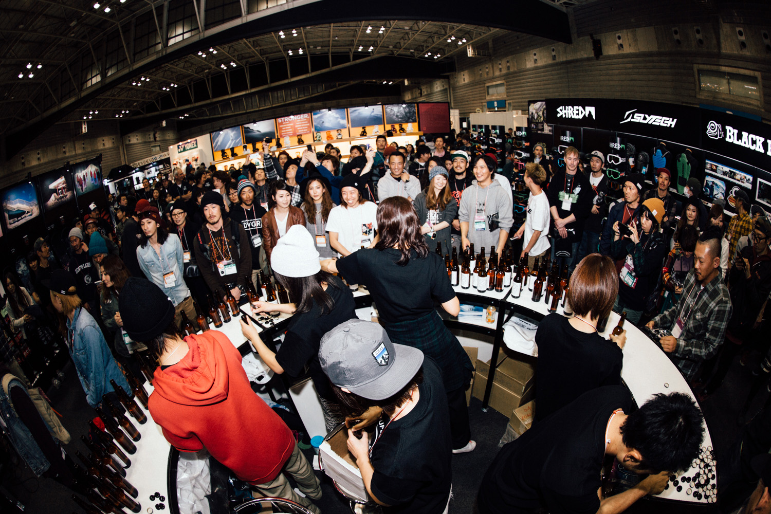At the CAPiTA booth, which was the party venue, many shops, riders, and related parties from all over the country gathered and the topic of snowboarding was endless.