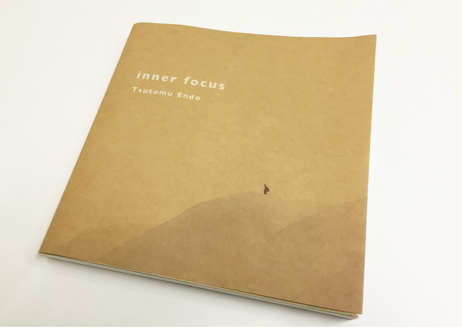 昨年11月20日に発売された写真家・遠藤 励氏の18年の集大成となった写真集。 inner focus サイズ: B4変形、頁数: 204ページ、価格: ¥4,200（税別）、出版: 小学館、問合せ先: 03-5281-3555
