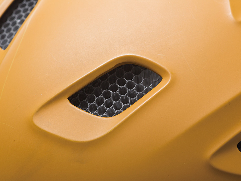 Aero芯结构Koroyd®是一种蜂窝结构材料，结合EPS芯来控制头盔内部的温度并实现高抗冲击性。通过提高30%以上的减震能力和增加强度，提供更多的通风孔，改善头盔内部的风流，消除了护目镜起雾。