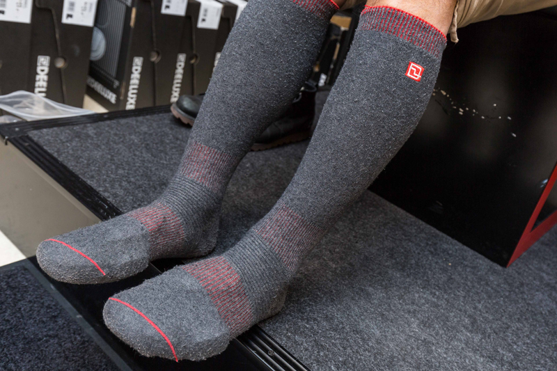 Wear thermosocks made from thin fibers exclusively for DEELUXE