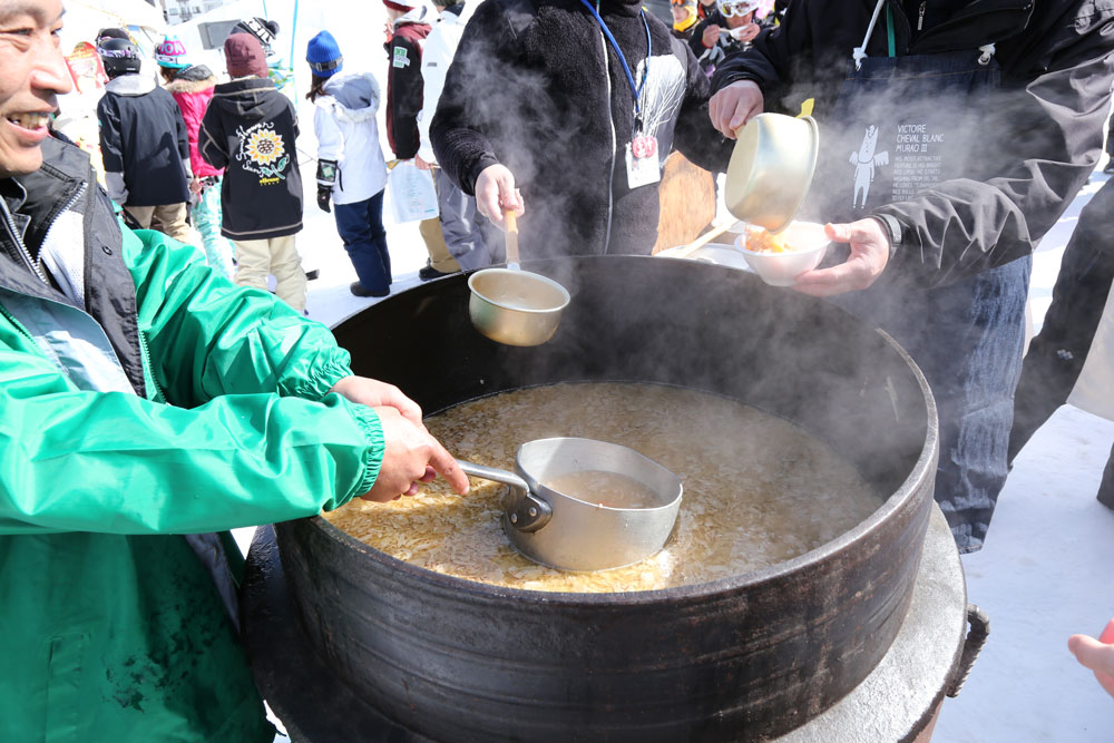 一年一度的“2000份大锅猪肉汤”行为是岩竹的特产。