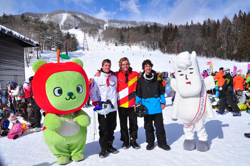 Hakuba Iwatake Snowfield is crowded with a wide variety of people such as foreign customers and characters.