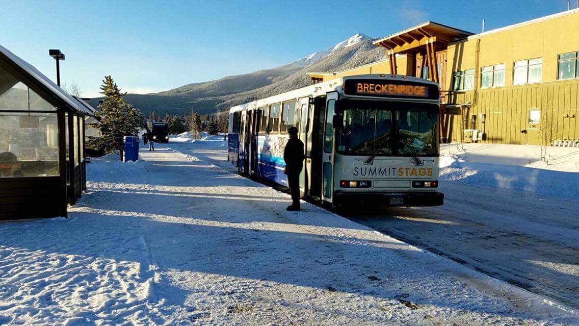 ここはFrisco station。30分に1本の無料シャトルバスが街中を走っている。このバスで Keystone Breckenridge Cooper などの様々なスキー場に行くこともできるし、アウトレットなどで買い物したい時もこのバスを利用して行くことができるのでかなり便利だ。 