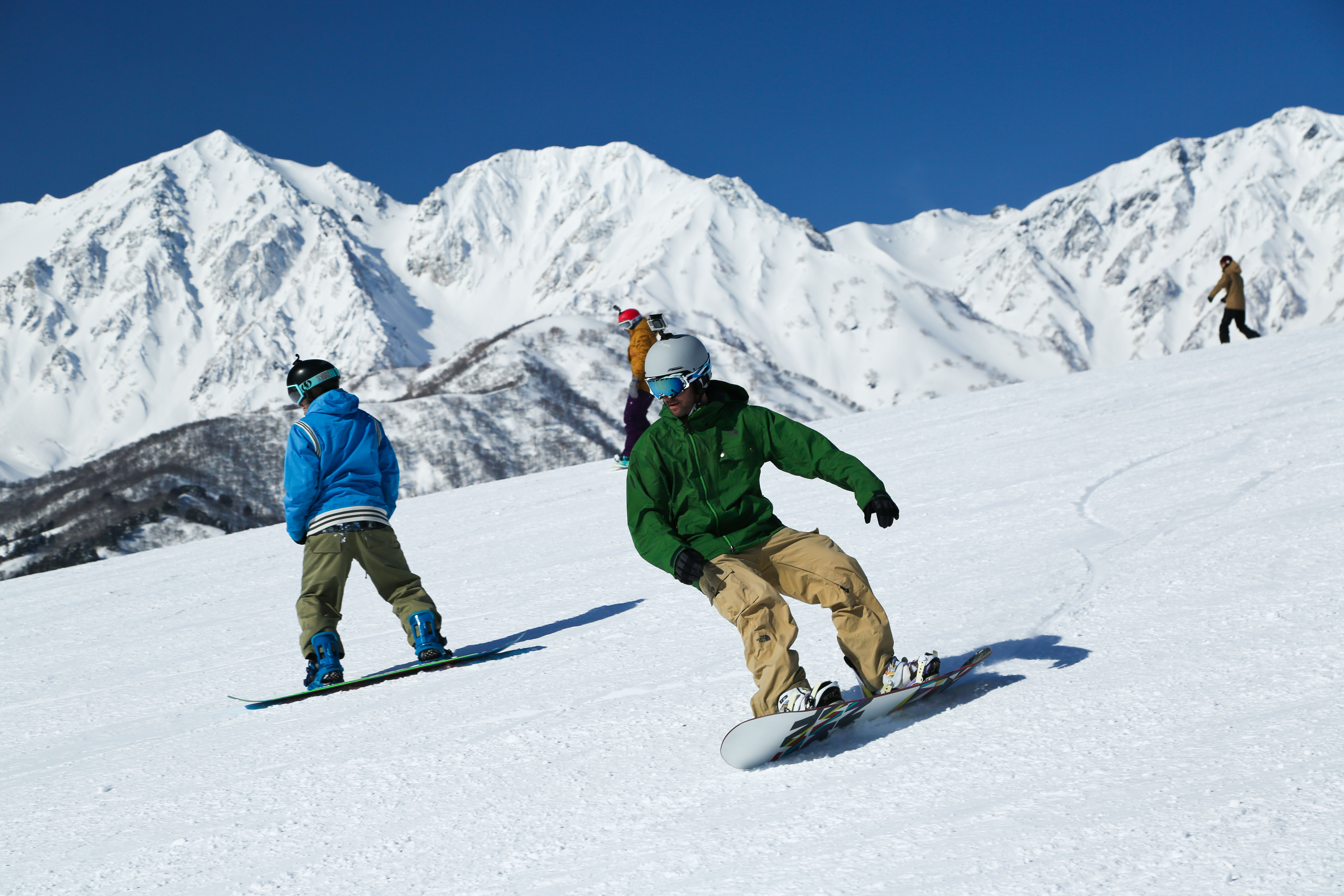 Hakuba Iwatake Snowfield is the No. 1 slope where you can see the spectacular view of the Northern Alps.