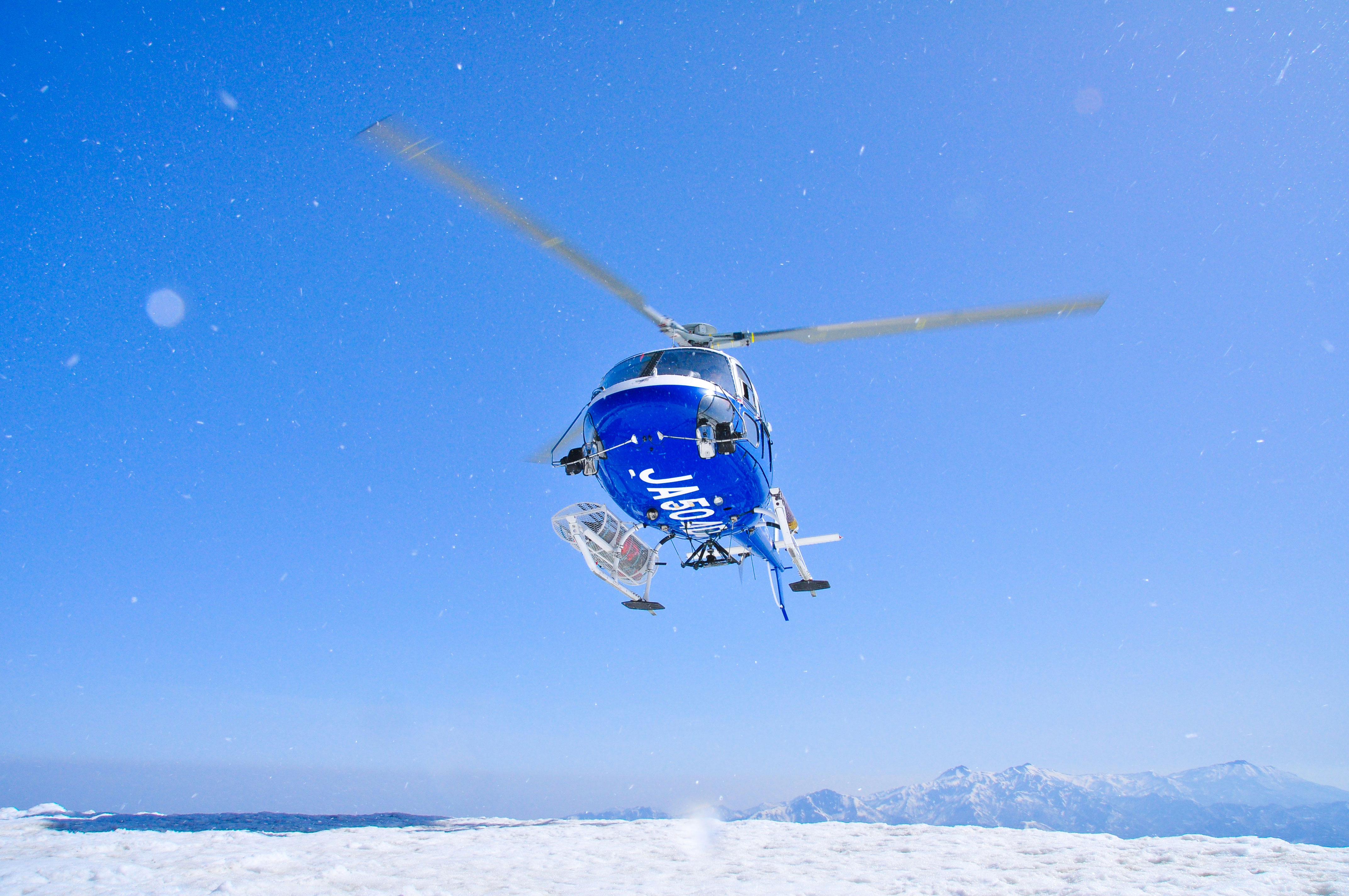 如果您立即乘坐直升機升至 2,200 米的高度，您會發現壯麗的景色！ !!
