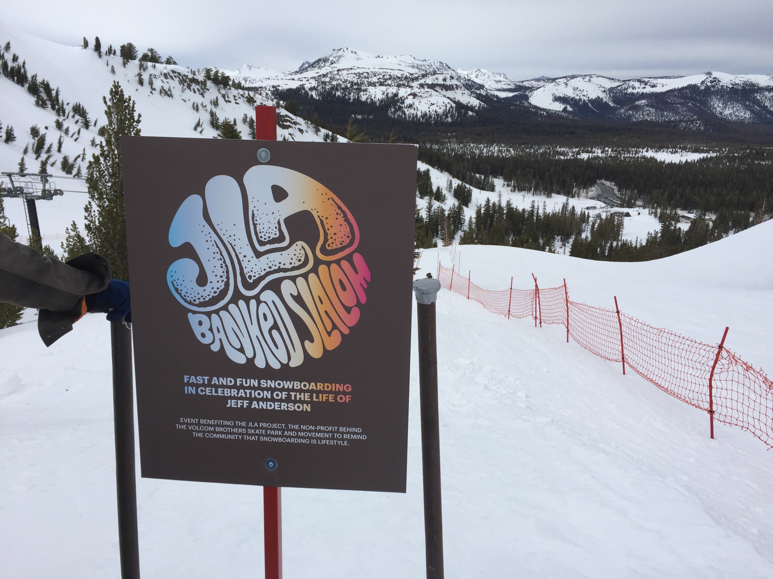 这是使用猛犸象天然管道制作的第 XNUMX 条 JLA 坡道障碍滑雪道。