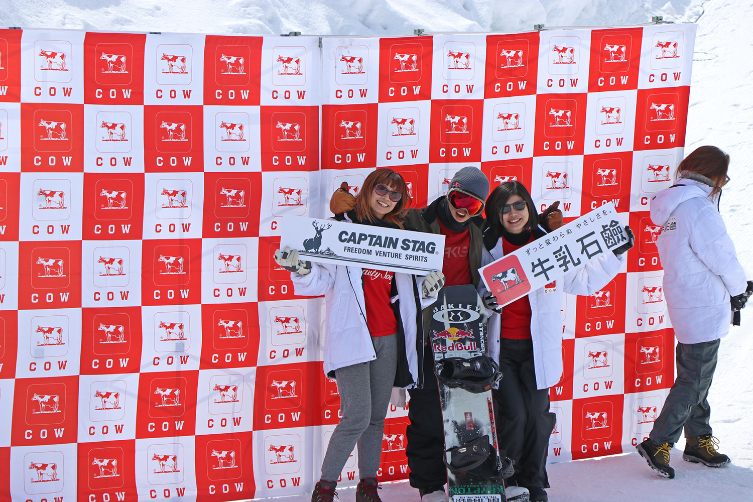 From the second round, every time you finish one run, you will be surrounded by girls and wait for the score to be announced.Just like AIR & STYLE.
