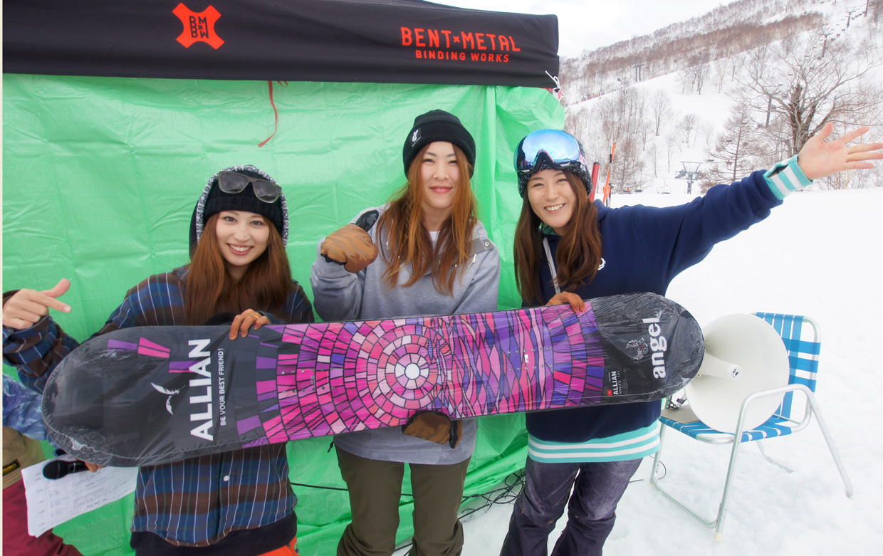 The participants who received the most stickers will receive an ALLIAN SNOWBOARD from ALLIAN riders Keiko Yamasaki and Sae Kawasaki in the name of "Queen Of Girls Park Challenge".
