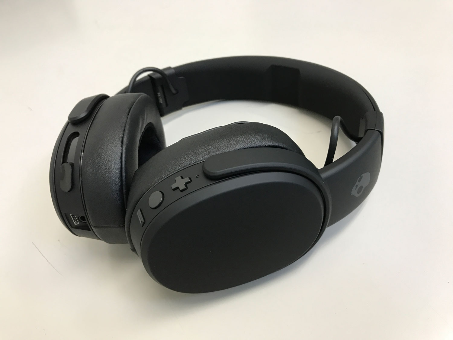 The center at the rear of the right ear cup is equipped with pairing and volume operation buttons