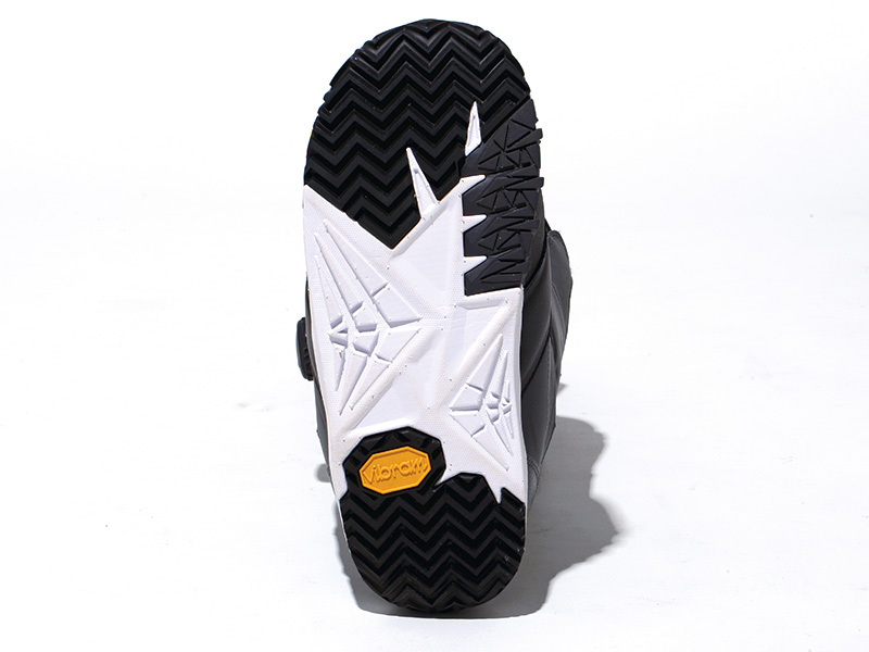 配备LIGHT WEIGHT CONTACT OUTSOLE，带来滑板鞋的感觉。此外，鞋底还使用了 VIBRAM® 来提高抓地力。