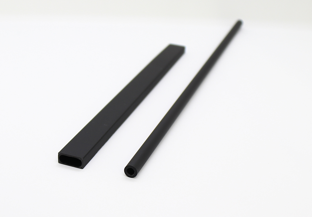 The left side is a carbon square tube that is lightweight and draws out strong repulsive force, and the right side is a carbon round tube that is molded into a circular shape and draws out suppleness.
