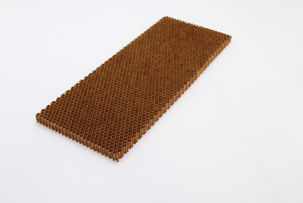 A material on a honeycomb that is both strong and lightweight.Since the flexural modulus is small, it is difficult for sagging to occur.Aramid honeycomb material that is also used for airplane wings, etc.