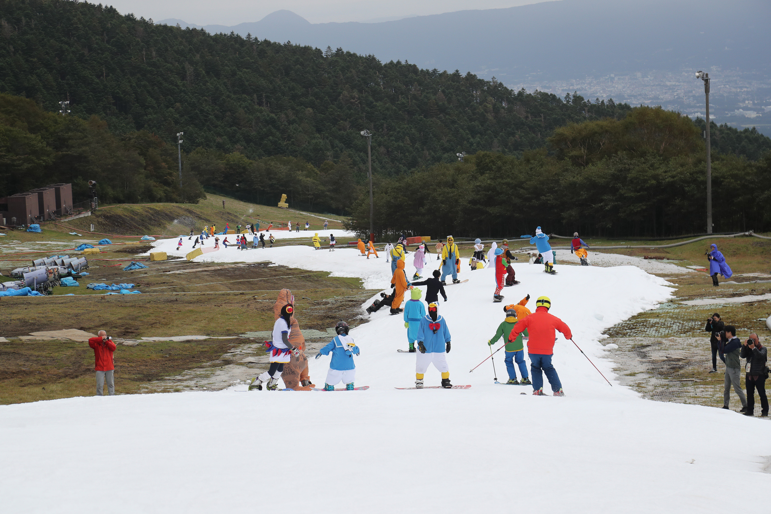ICS（アイスクラッシュシステム）で作った雪で全長1,000m、幅8〜12mのコースが完成