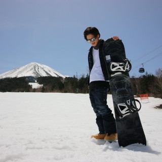 Nickname: hiloki ● Hobbies: PC ● Date of birth: December 1988, 12 ● Age: 13 years old ● Height: 28cm ● Weight: 165kg ● Home slope: Washigatake ● Activity area: Oku Mino (Gifu Prefecture) ● Board history: 50 years ● Rider history: 6nd year ● Team: DRASC ● Stance: Regular ● Angle: 2cm, 52 °, -6 ° ● Board brand: YONEX ● Board model: ACSHE ● Boot brand: CROSSFIVE ● Boot model: GTX-LACE ● Vine brand: LINK BINDINGS ● Vine model: EXCLUSIVE ● Sponsor: YONEX / LINK BINDINGS / Flag UP / LATE Project