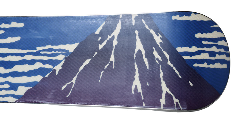 唯一的图形描绘了对葛饰北斋富武 XNUMX 景的晴朗早晨的微风的模仿。创新图形，如真正的天空滑雪板在雪山中蓬勃发展