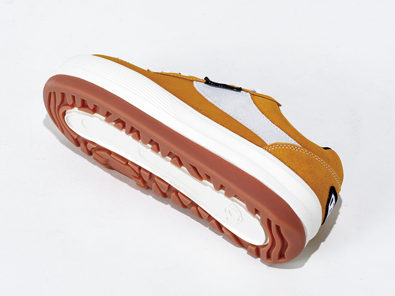 The platform sole is comfortable to wear as if the sole of the snowboard boots at that time was adopted as it is.