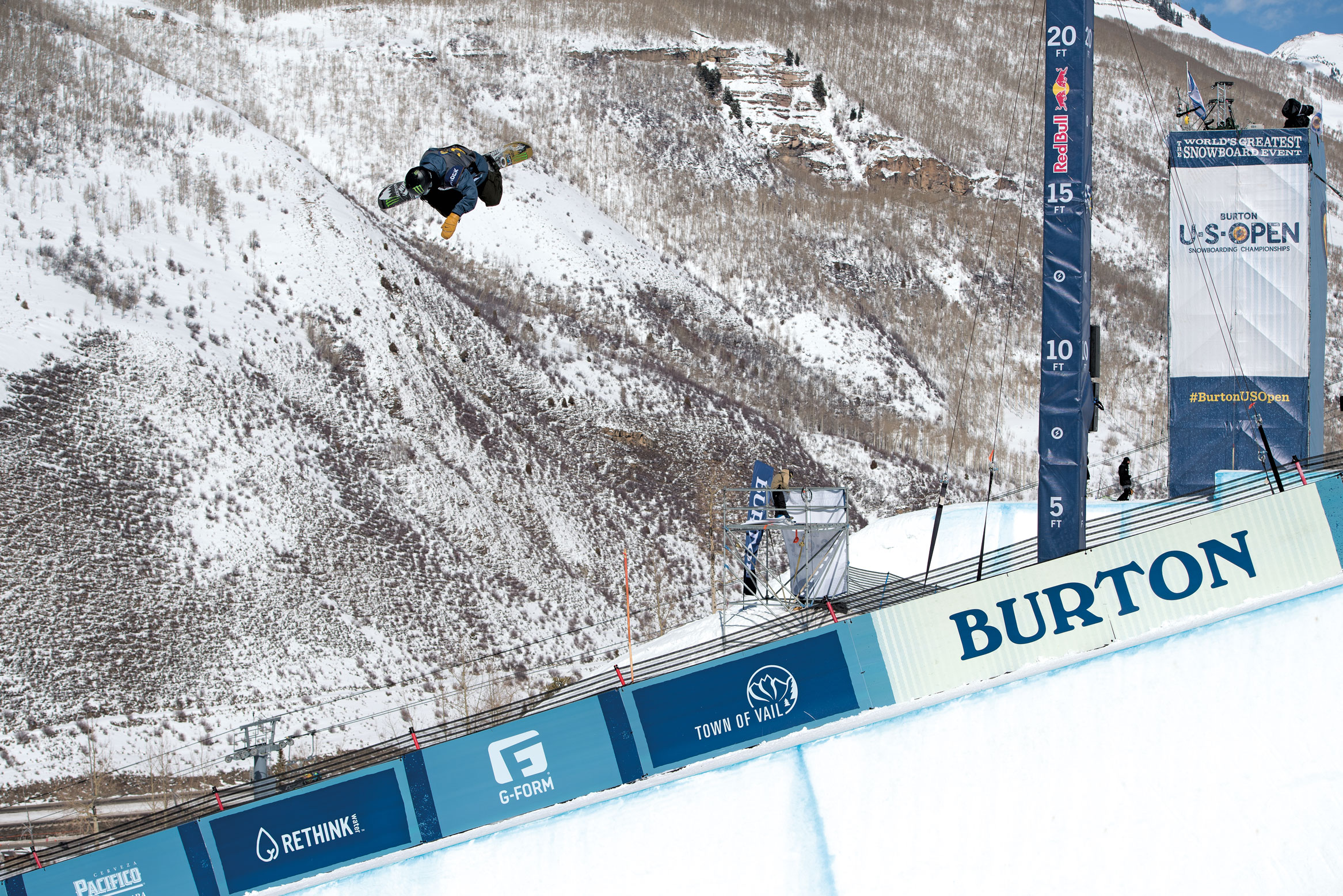 Because of the skill of skateboarding, you can achieve such an overwhelming height with any hit on the pipe.In a combination of difficult tricks, these simple big airs give the impression that time has stopped Location: Burton US Open, Vail, Colorado, USA Photo: Gabe L'Heureux