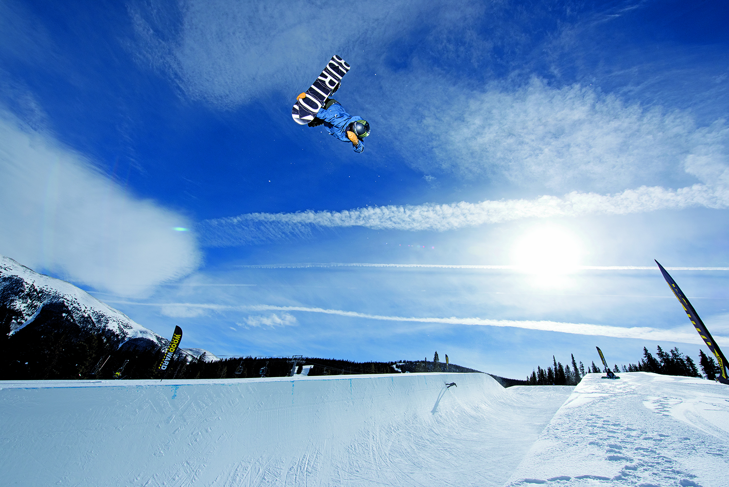  スタイルでもギャラリーを沸かせるほど魅力ある滑りをするのが歩夢の真骨頂だ Location: Copper Mountain, Colorado, USA Photo: Rob Mathis 