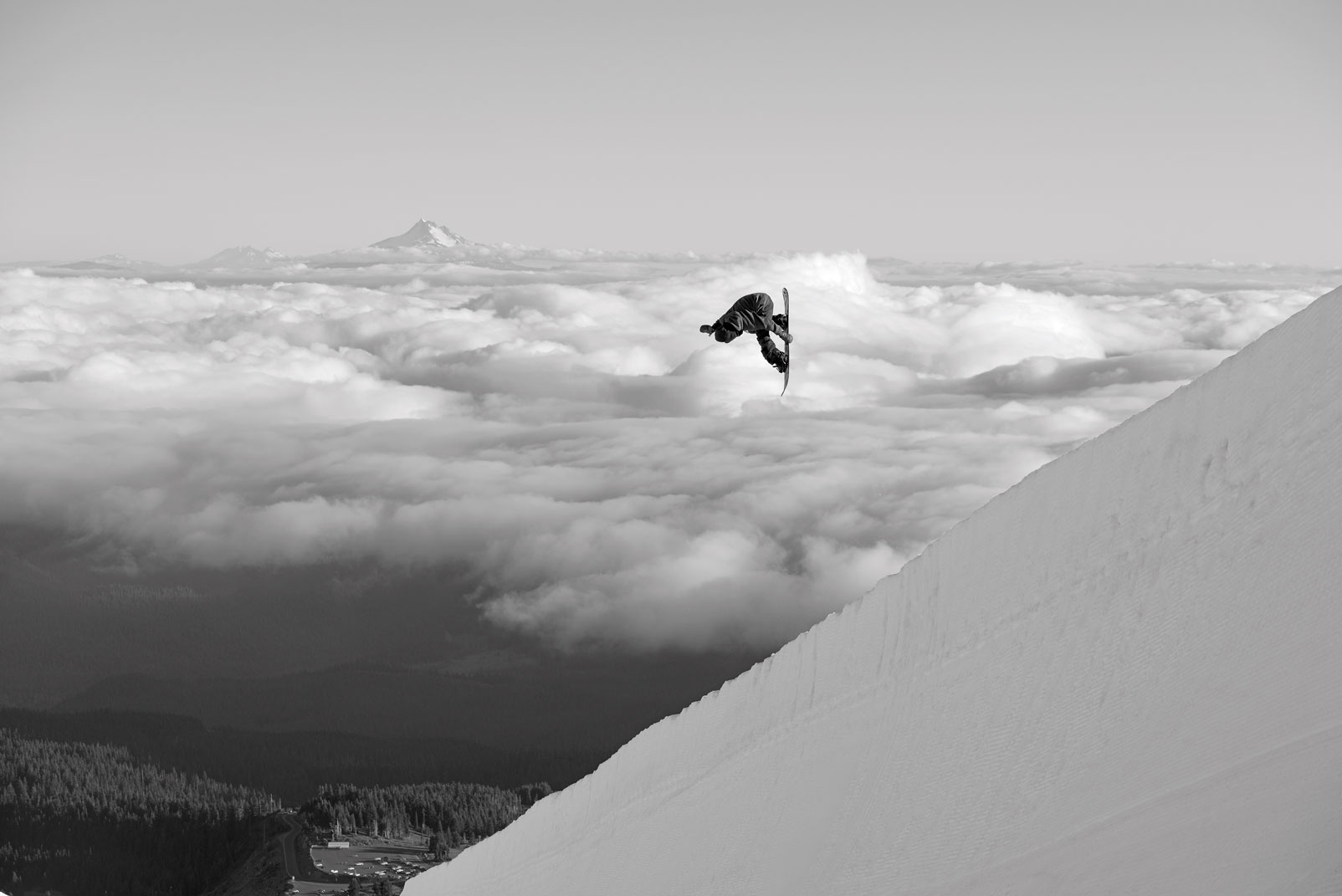 I can't wait to see Ayumu standing on the stage of her dreams, controlling the fierce battle that will take place there, and participating in the ceremony at a higher position than anyone else. Location: Mt.Hood, Orecon, USA Photo: Rob Mathis