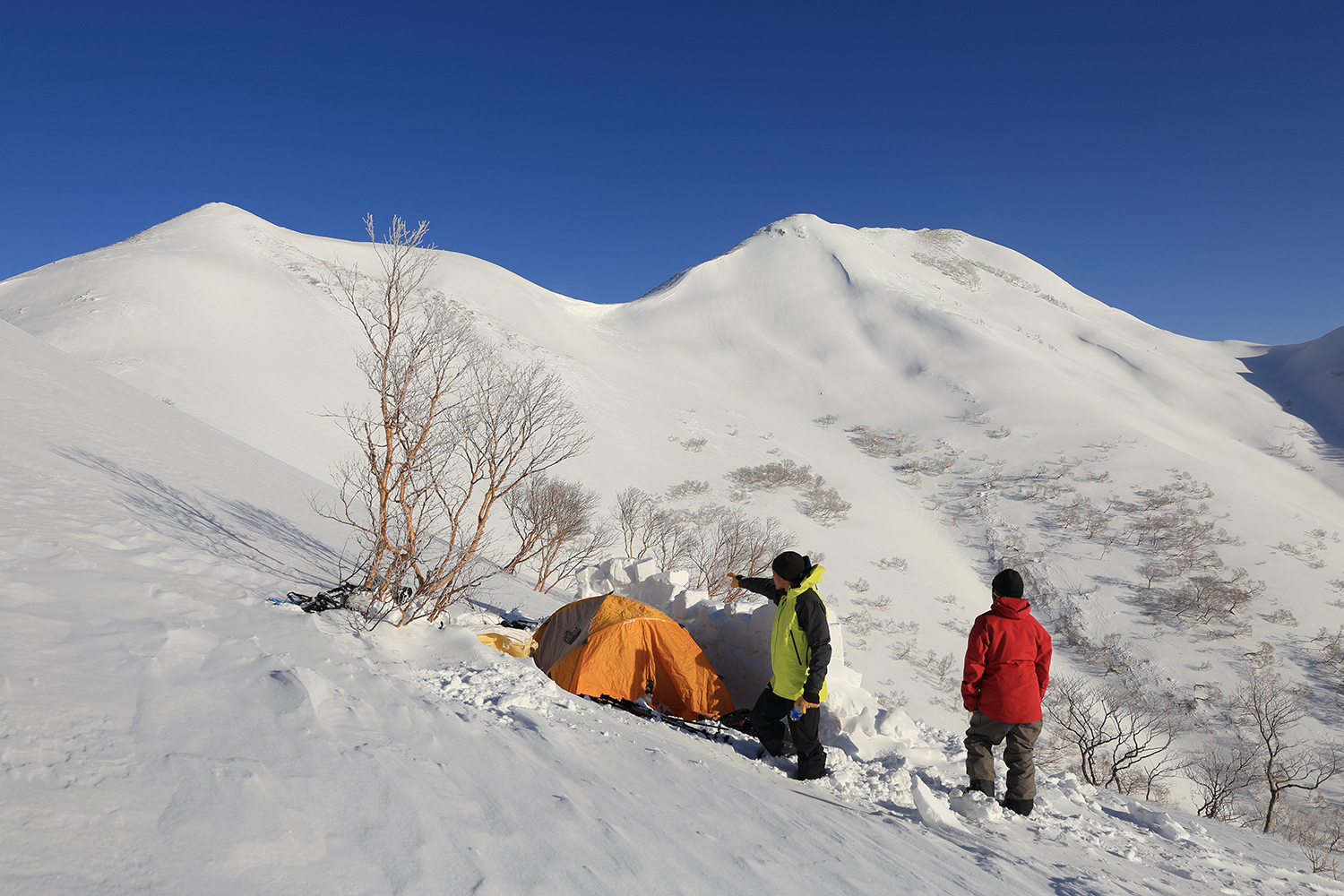 The morning of the second day.Scouting the slope you aim for in the morning from the base.At night, the wind was so strong that I felt scared, and if I hadn't piled up the walls a little, I would have been blown away.