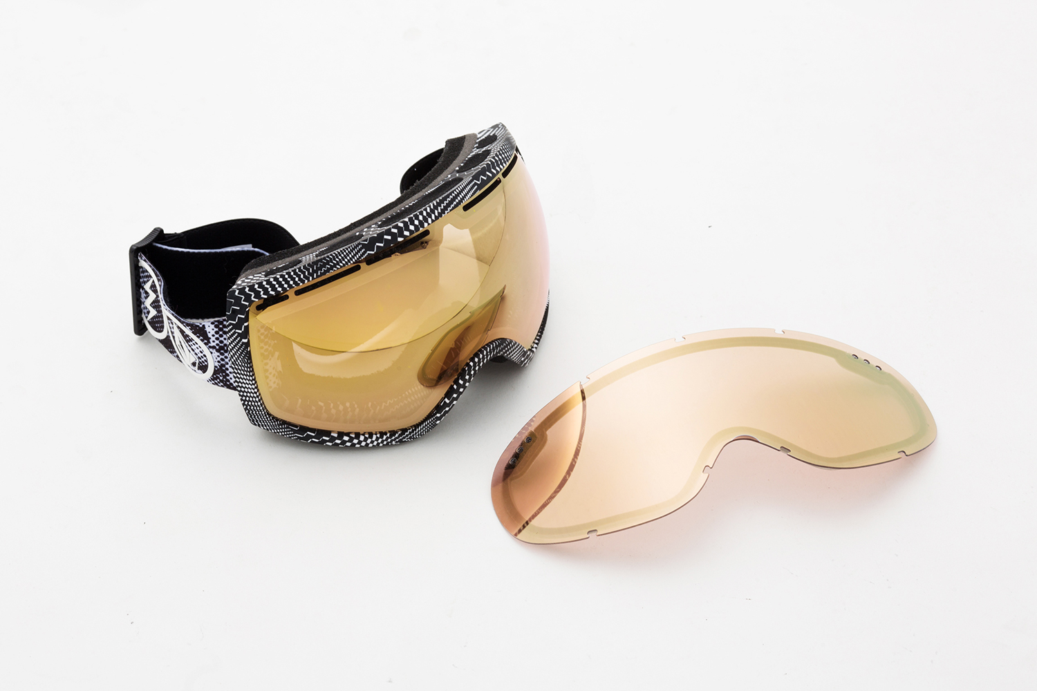 這是一款 NEW JAPAN 鏡頭，VOLCOM 合作護目鏡，佩戴玫瑰淺金色鍍鉻鏡片，以及單獨的平面鏡片。