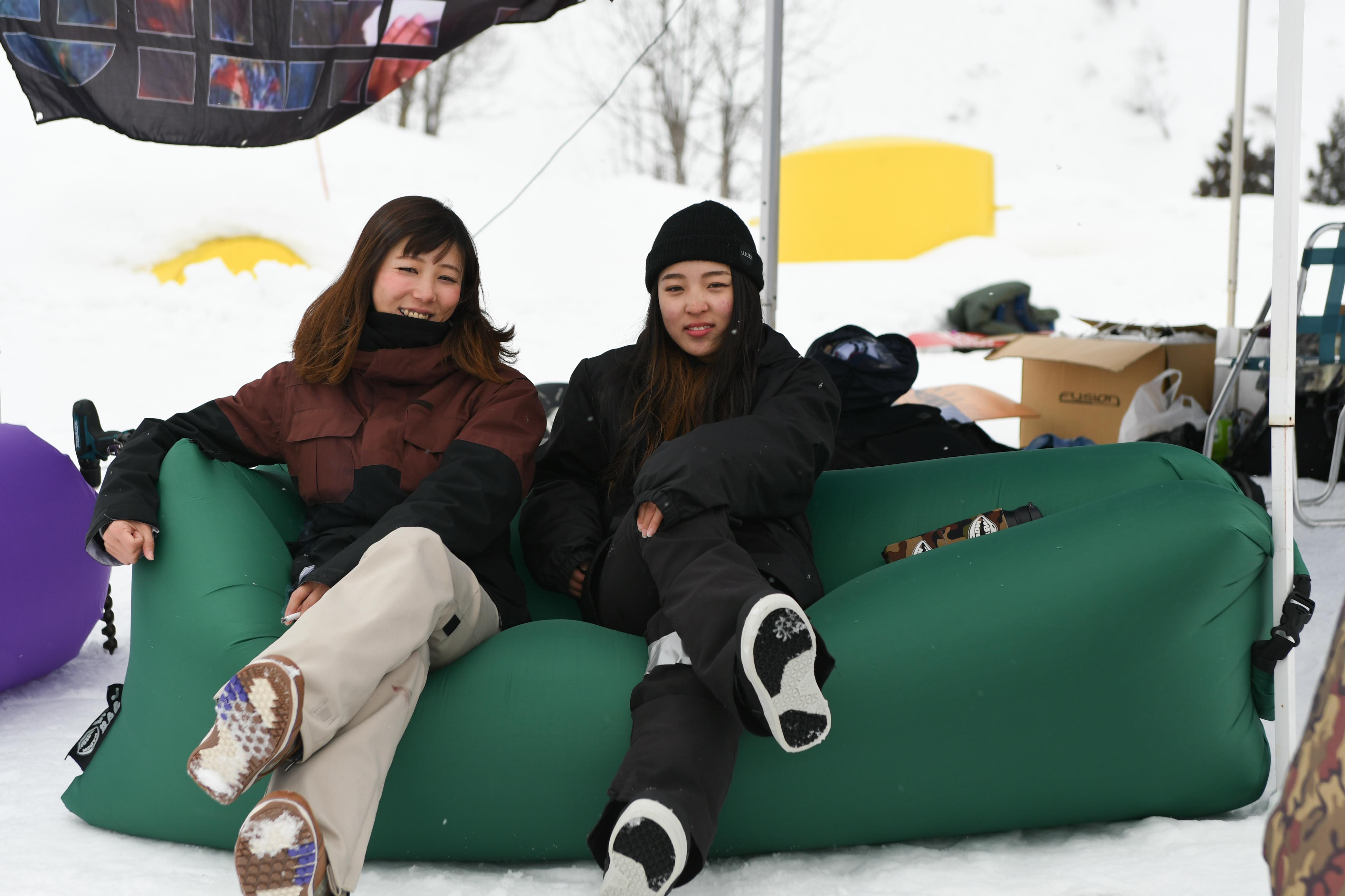 Girls snowboarders are also chilling at BIG MOUTH's CHILL BAG!