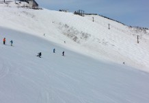 八方尾根の上部エリアで絶景を楽しみながら春スノーボーディング!! 子供はなんと1日券1,000円でファミリーにもおすすめ