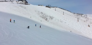 八方尾根の上部エリアで絶景を楽しみながら春スノーボーディング!! 子供はなんと1日券1,000円でファミリーにもおすすめ