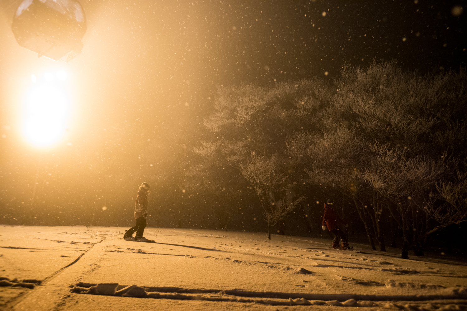 雪の降るナイターは最高にメルヘンチック！　Yukie Ueda, Mari Mizukami　Photo: Takahiro Nakanishi
