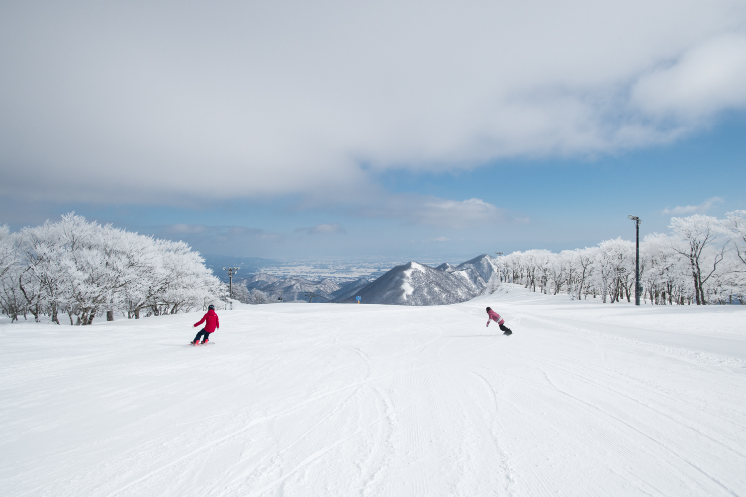 長い距離を爽快に飛ばせる朝の圧雪バーンは最高！　 Yukie Ueda, Mari Mizukami　Photo: Takahiro Nakanishi