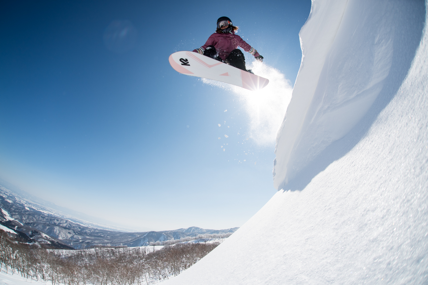 やっぱり飛ぶって気持ちいい！スノーボードは空を飛ぶ魔法のホウキだ。　Yukie Ueda　Photo: Takahiro Nakanishi