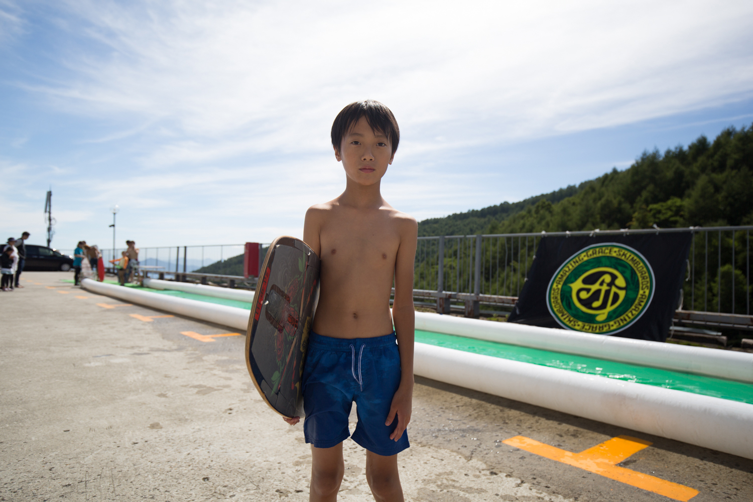 Eight-kun, my mom, dad, sister and my family came together. BEGINNING is the second time.Skateboarding, flat skimboarding, and the bungee trampoline outside are fun!