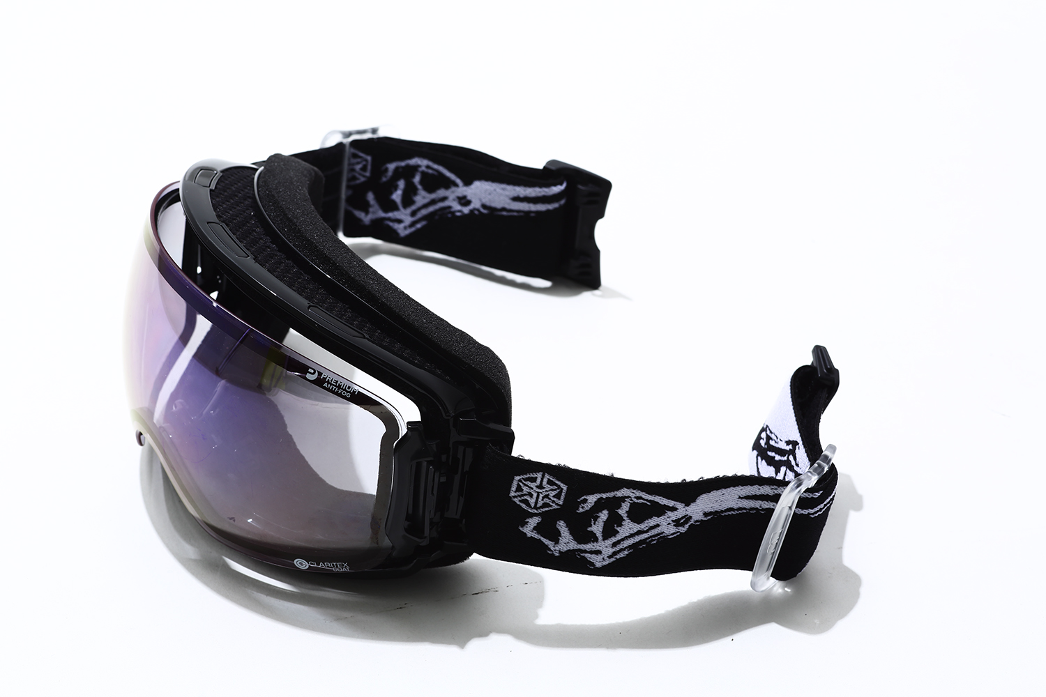 "A BLOW SYSTEM" where the lens pops up to the front by raising the left and right side parts.By creating a gap between the lens and the frame, ventilation inside the goggles can be done quickly and cloudiness can be eliminated at once.Keep the environment inside the goggles in the best condition and keep a clear view