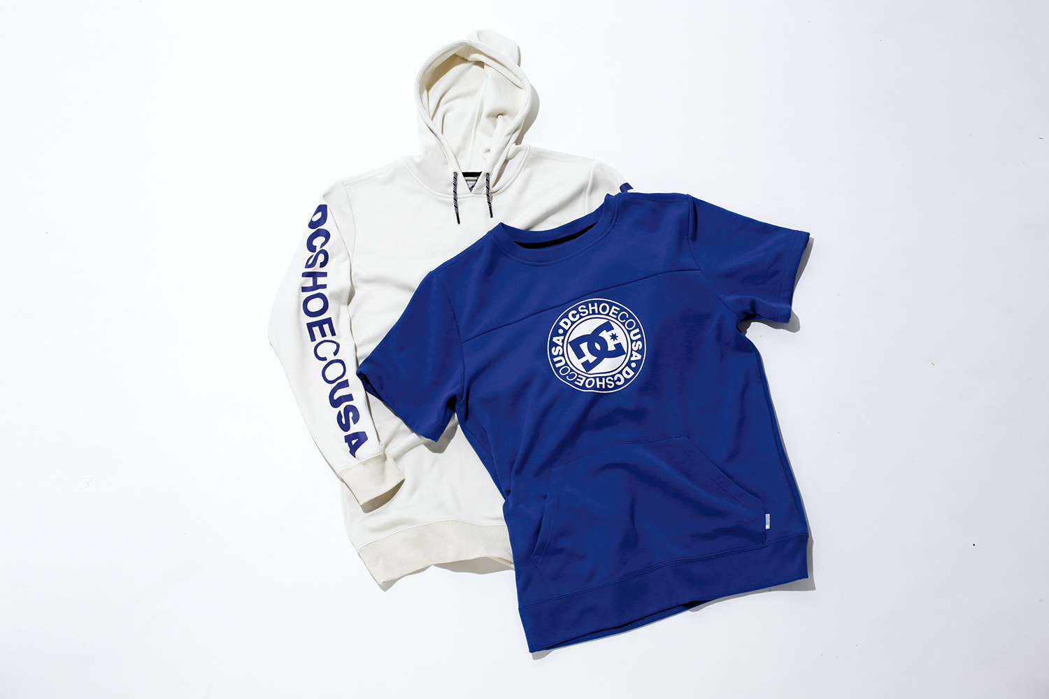 A layered hoodie style that can be worn on the street.Large DC logo is placed on the chest.An item with outstanding ease of use that can be worn in combination or as a single item