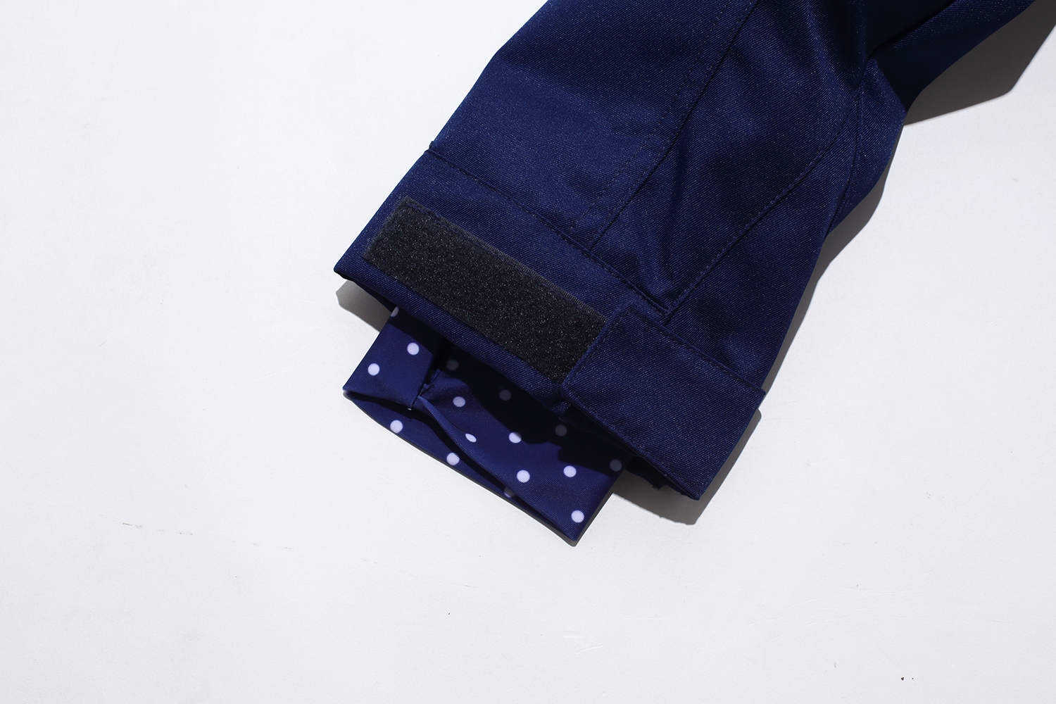 The inner cuff also adopts a dot pattern like a ladies' brand, making it an accent