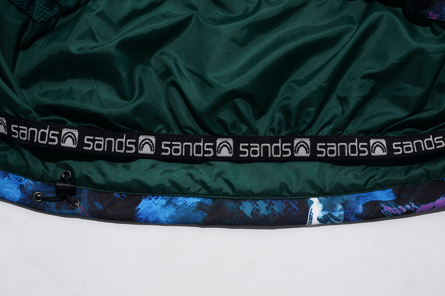 附在腰部綁腿背面的提花橡膠也帶有 SANDS 標誌，帶來奢華的感覺。