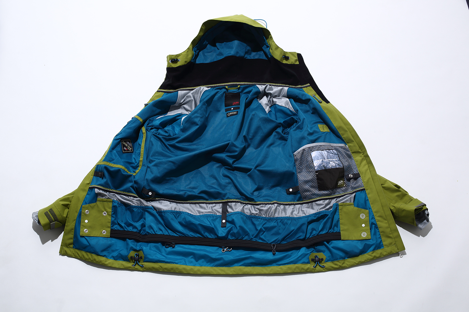 The inside of the garment is packed with brand know-how.Layout the best material in the best place.The pockets are also the easiest to use for snowboarders, and are in easy-to-use positions.