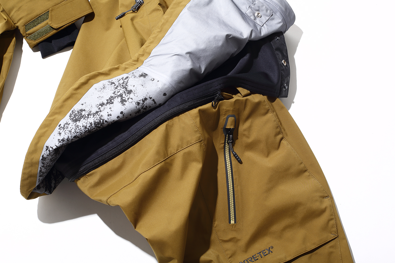 ウエアのジャケットとパンツをジッパーで繋ぎ雪の侵入を防ぐZIP TECHを採用。派手なライディングや転倒でも完全に雪をシャットアウト