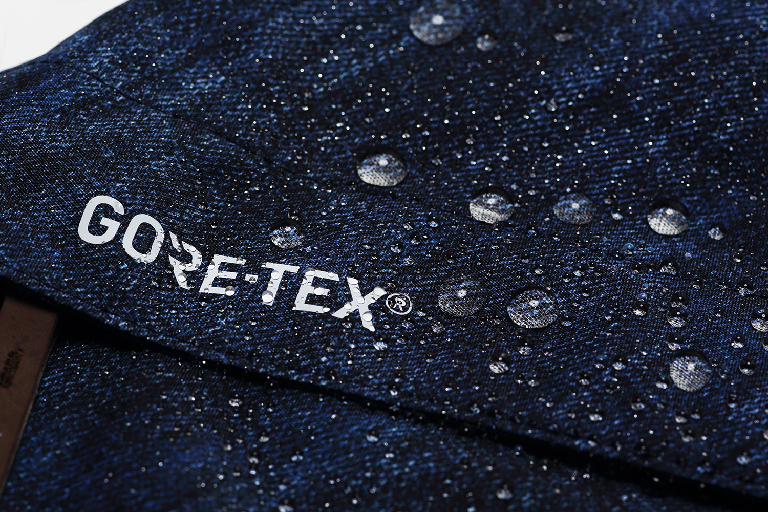 GORE-TEX®パンツの撥水性に注目！ご覧の通り水滴を完全にシャットアウト。雪山で濡れがちなお尻や膝も全く濡れない快適さを実現している