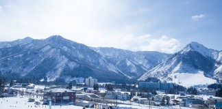 インターから山道無し、約10分の好アクセス。超穴場の非圧雪&ツリーランが大人気