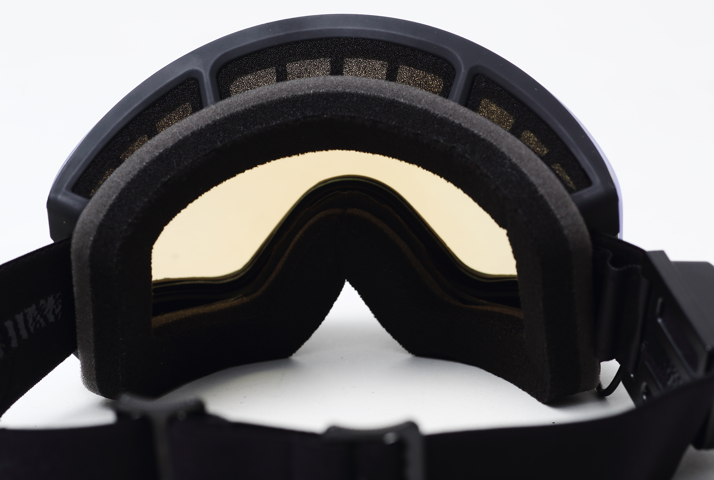 Ventilation at the top eliminates cloudiness.The inside of the strap is siliconized to prevent slipping.Full of inner functions such as adopting the original Japan Fit Face Foam