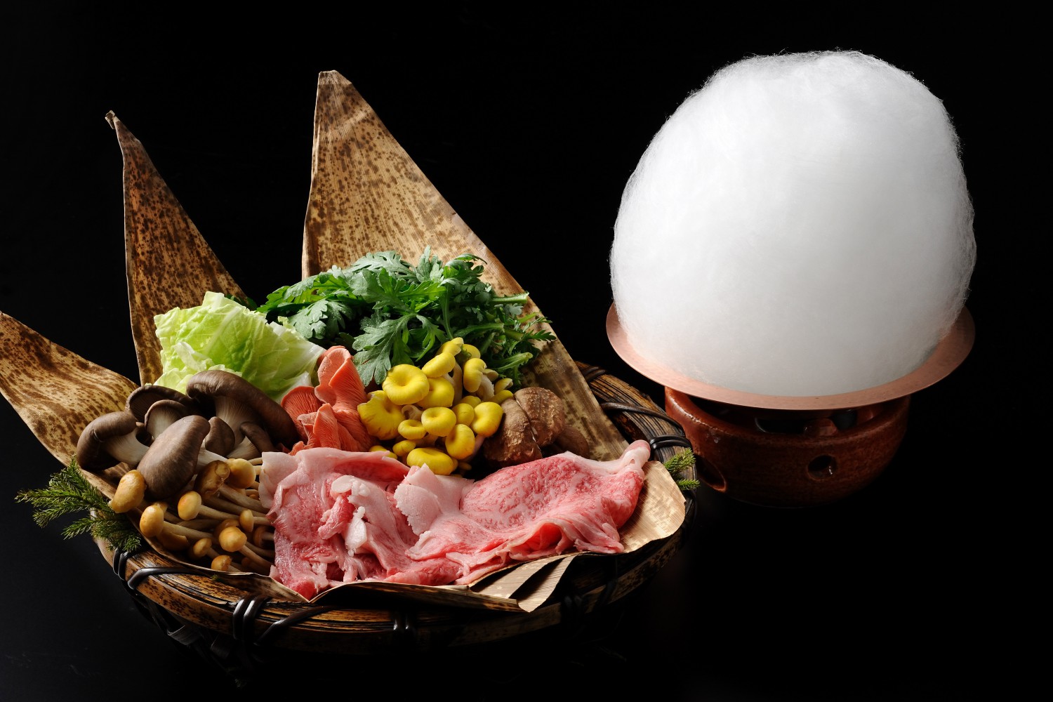 ▲ Supper: Yukinabe Kaiseki A Japanese kaiseki meal inspired by the melting of snow in the Alps."Sukiyaki hot pot" where cotton candy piled on a hot pot is melted under a warishita and eaten.A specialty dish where you can enjoy seasonal vegetables and meat.