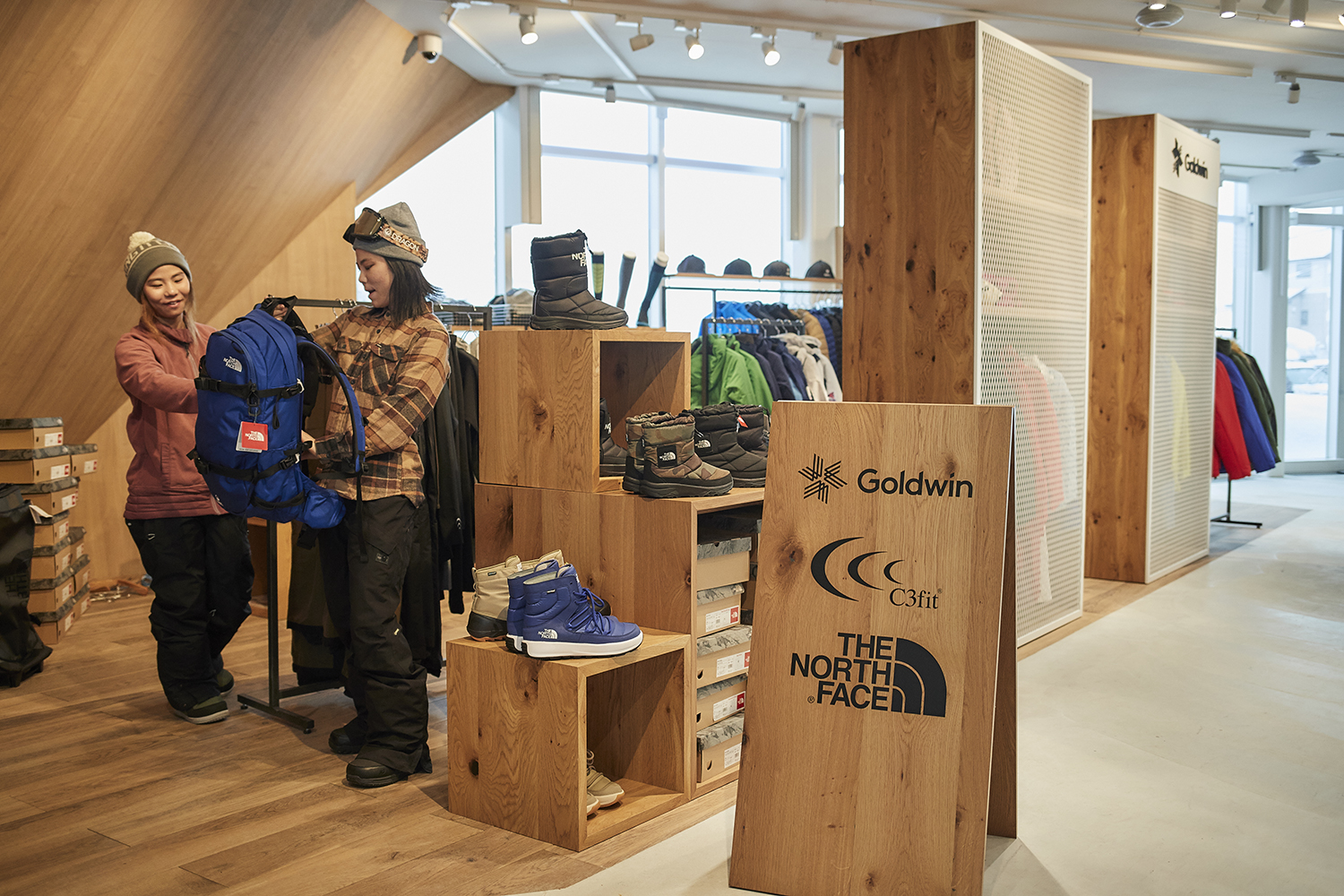 At the back right of the first floor, behind the stairs is a Goldwin specialty store.You can check the latest items that can be used not only on snow but also in the city