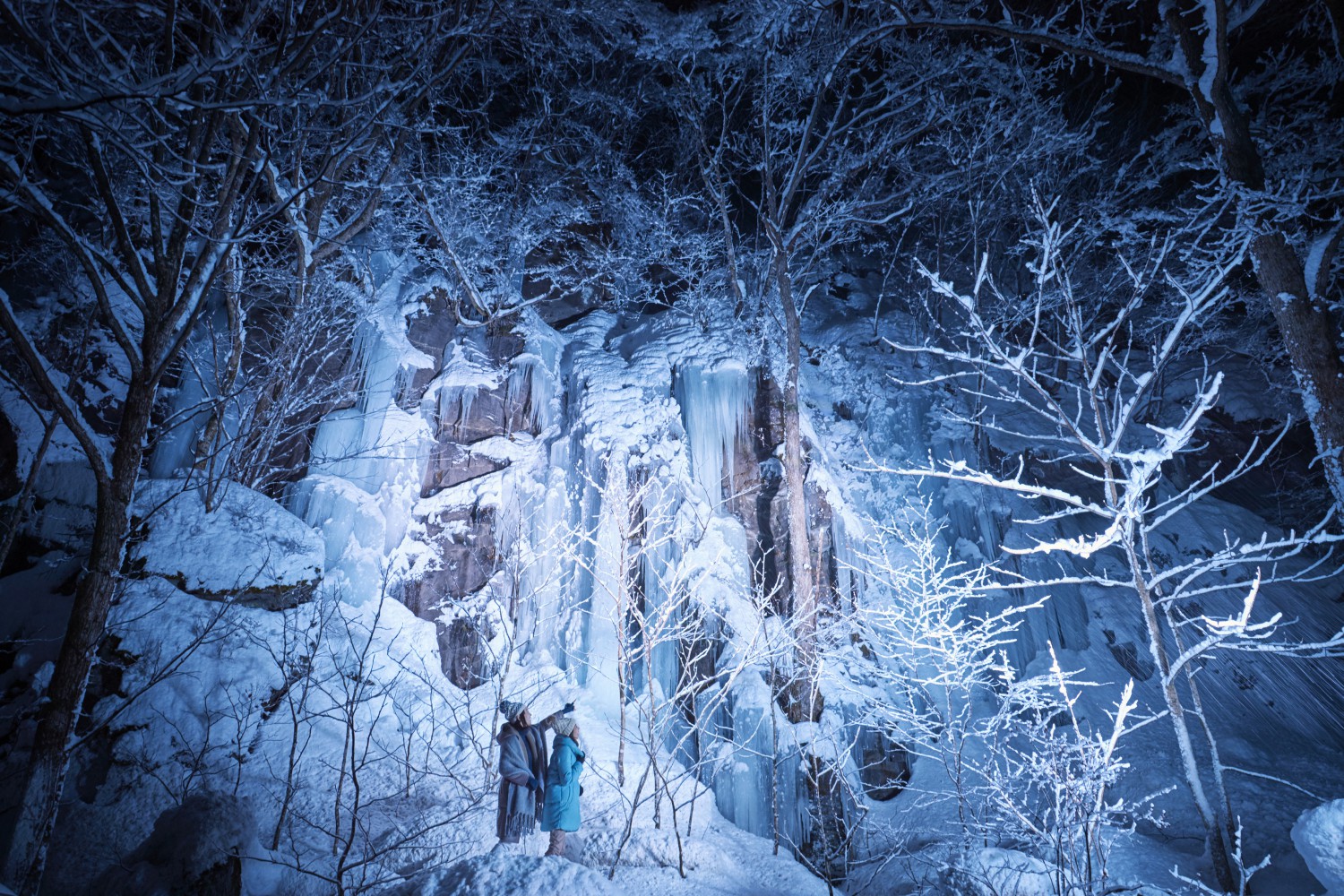Take the shuttle bus to the Oirase Gorge at night.Admire the icefalls and icicles lit up at three locations: Makado Rock, Chisuji Falls, and Samidare no Nagare.The scenery that shines in the dark is fantastic, and it is like a supernatural scenery created by nature. ▶ ︎Period: Until March 2019, 3 / Time: ①17: 18-00: 19 ②00: 19-30: 20 ③30: 20-40: 21 / Adults 40 yen, Elementary school students 1,080 yen.