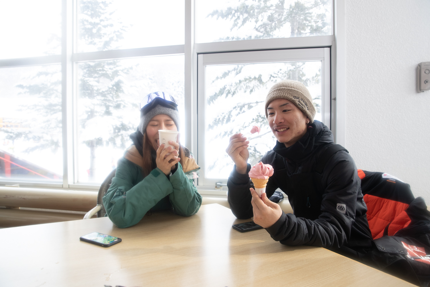 센터 하우스에서 조금 휴식.짙은 딸기 소프트 아이스크림을 즐기는 소라와 어른인 카나는 커피로 쇼트 브레이크.