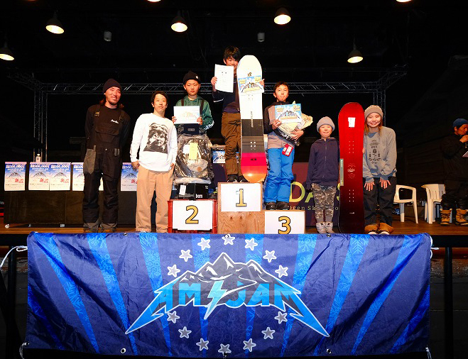The beginner men's class won the championship by showing off the backside 360 ​​indie grab with a long distance.