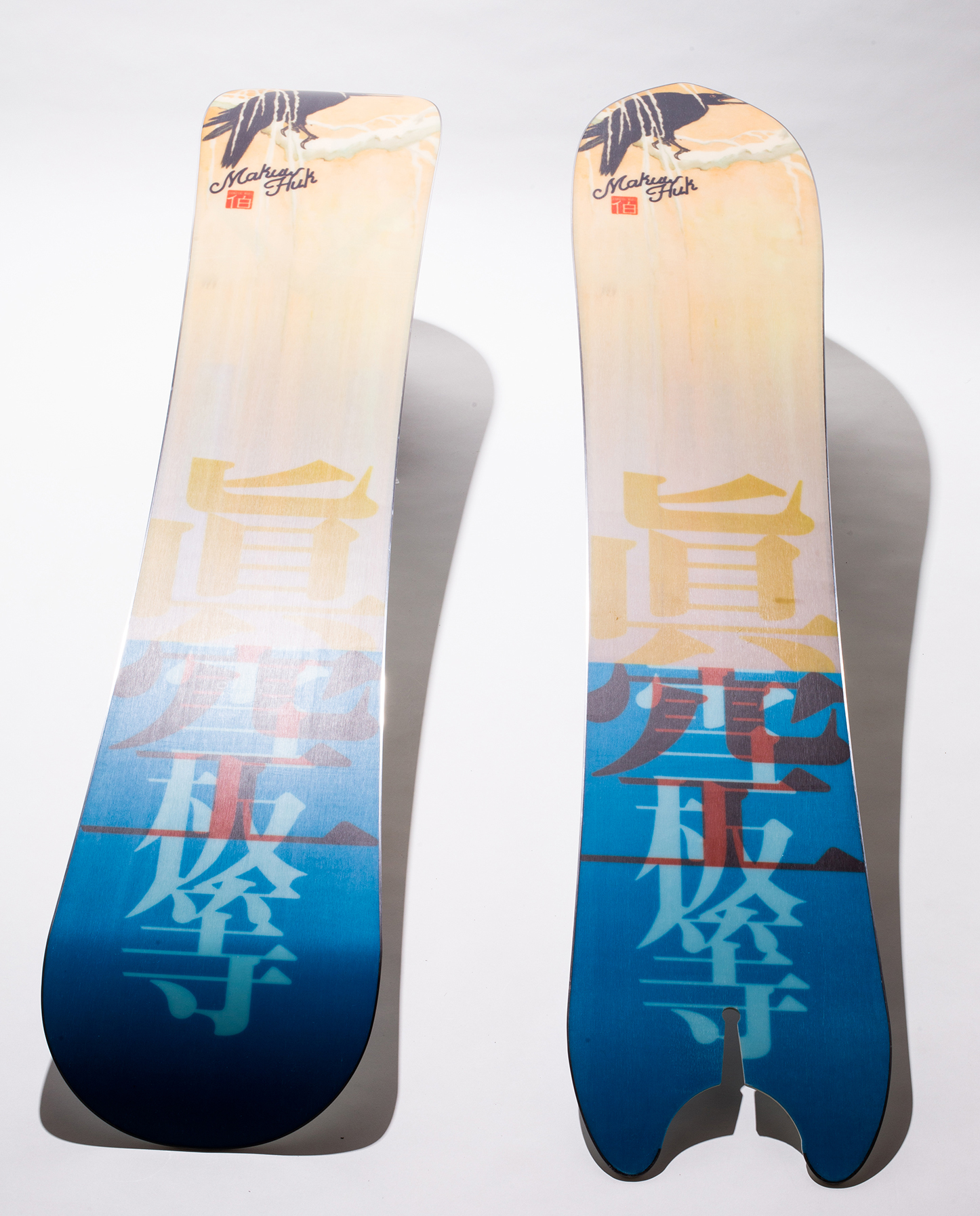 HUK (left) and HUK BC (right) have Japanese patterns for the graphics this season as well, but the Japanese patterns that Haku likes are used for the graphics, but the top sheet is chrysanthemum instead of the Japanese carving taste that was used until last season. The petals and the crows on the sole are drawn with a taste like an ink painting.