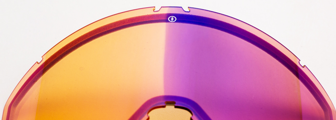 調光レンズはダブルレンズの外側に配置されており、紫外線を浴びると瞬時にレンズの色が濃くなるのが特徴だ