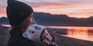 Burtonは契約しているウーメンズライダーの契約内容を世界規模で変更し、女性アスリートの妊娠中と出産後の活動をサポート