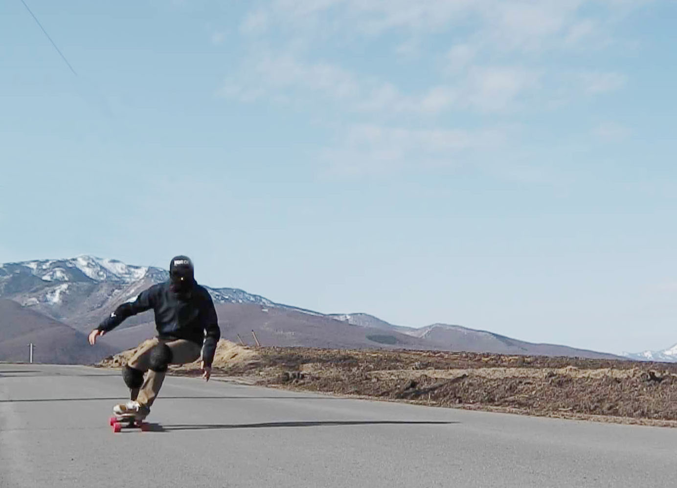 雪がなくてもカービングターンやグラトリを楽しめるYOROI SKATEBOARDの